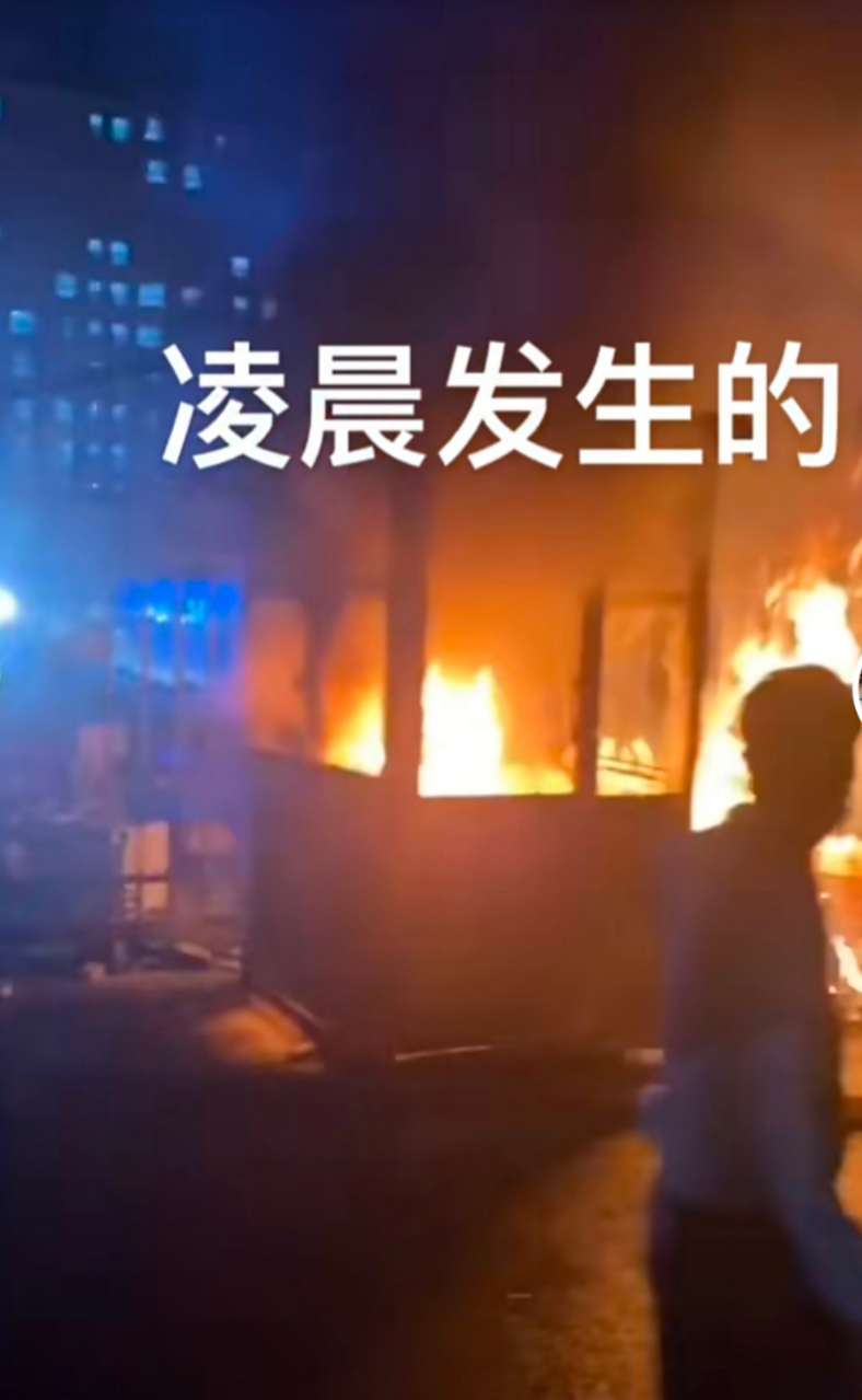 郑州富士康凌晨发生骚乱,现场一片狼藉,情况已经得到控制