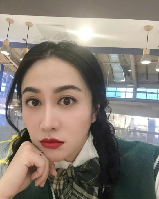 叶璇|叶璇晒网红脸近照，五官大变无人认出，自曝与教授结婚被质疑