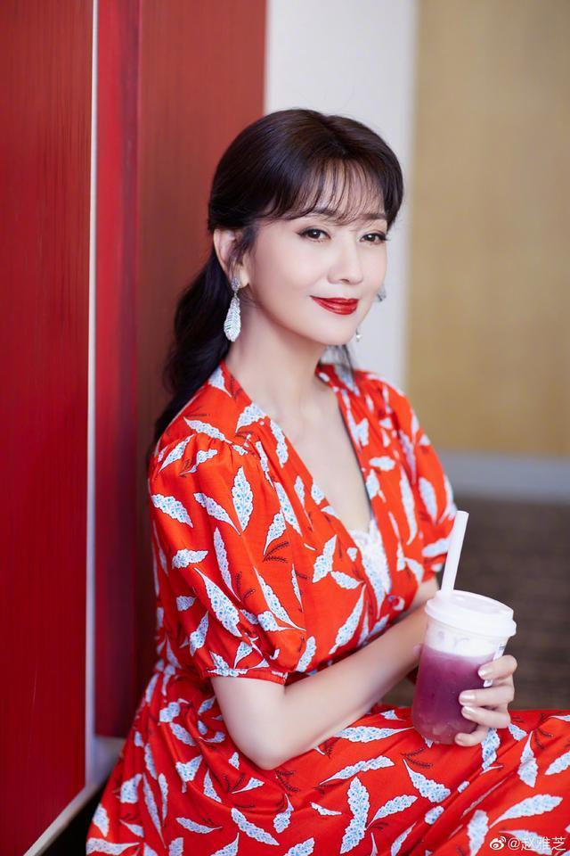 赵雅芝|68岁赵雅芝不惧38度高温跑步，打扮精致穿10厘米高跟鞋仍步伐稳健