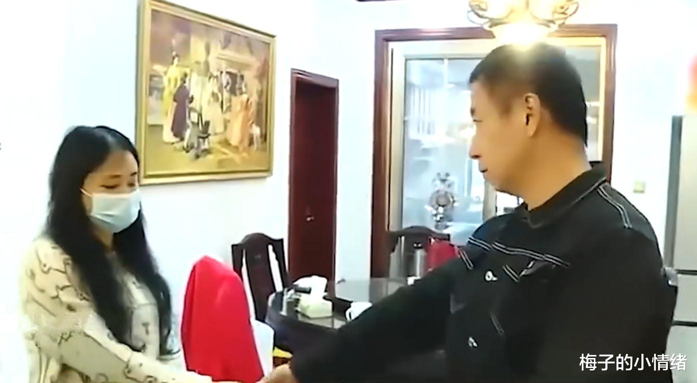 年近50岁的妻子对32岁小伙着迷,丈夫:2套房子居然抵不过20朵玫瑰花