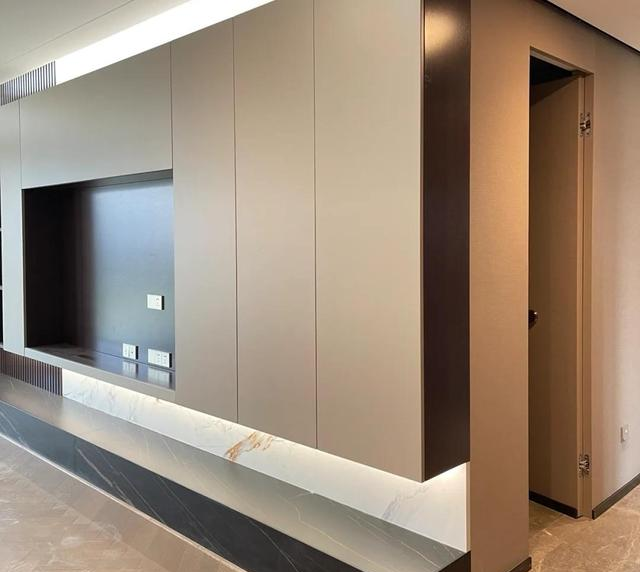 客厅没做电视背景墙，有4种补救方法，找到合适的就能改造了