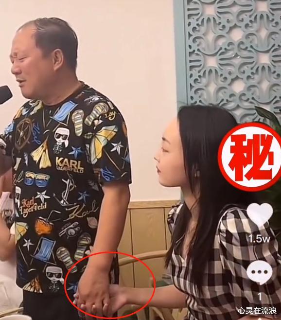 谢广坤|54岁“谢广坤”找90后小女友？十指相扣深情的献唱，前妻：长不了