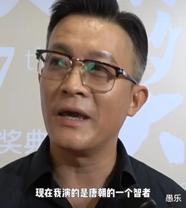 杨志刚|太硬核！杨志刚被尔冬升点评后淘汰，扭头就在公司新戏中随意挑了个角色！