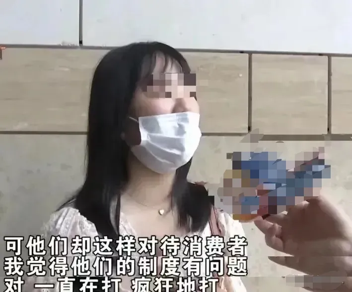 浙江杭州,女子和朋友一起外出吃饭,一共消费了1000多块钱