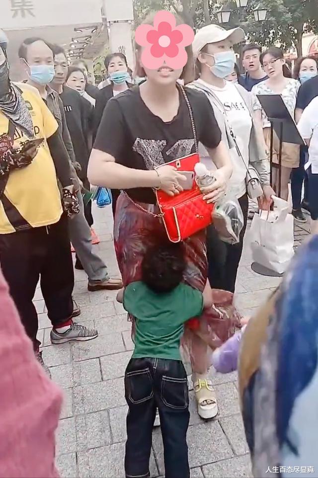 ?女子疑似抛弃黑人小孩,还指责路人多管闲事,交外国男友有风险
