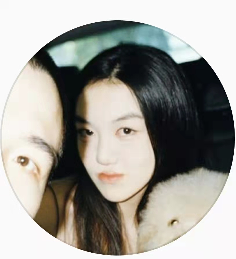 李嫣 王菲16岁李嫣近照曝光！抹红唇涂粉底妆容艳丽，白得发光模样气质大变