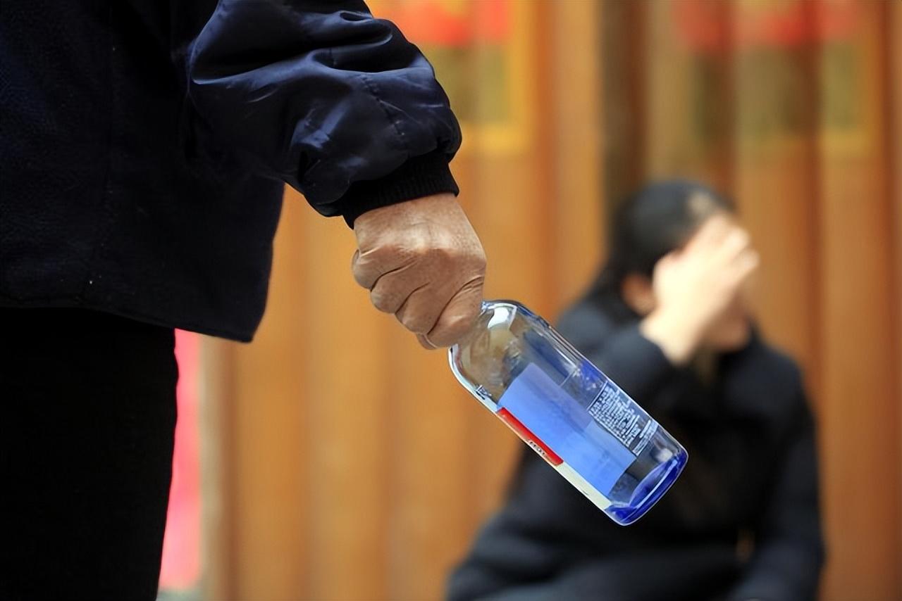 安徽女子和婆婆关系不和,砸东西后丈夫拿皮带抽打,知情人曝光