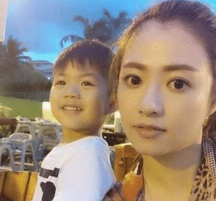 小三|4年前她从28楼纵身跳下，留下两个幼儿与正为小三挑婚纱的丈夫