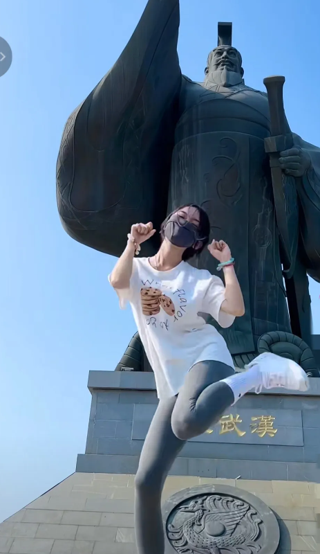 ?女网红在汉武大帝下面跳舞惹争议，网友吐槽：这是旅游区，不是排卵区