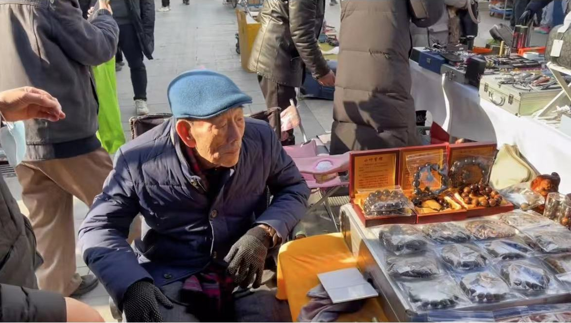 90岁杨少华在天津街头摆摊,坐轮椅穿厚袄清点货物!