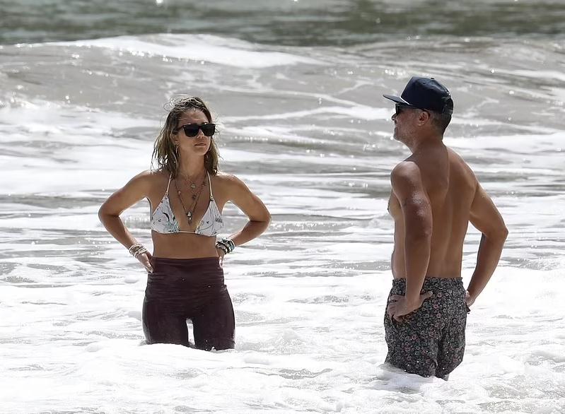 杰西卡|拒绝拍裸戏，巅峰时退圈，41岁的“地球球花”杰西卡才是人间清醒