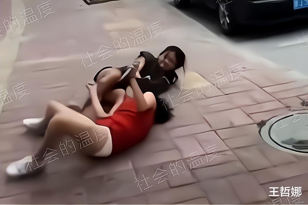 女孩|两个打工妹为争男友大打出手，红衣妹抱头大哭：是他先主动的