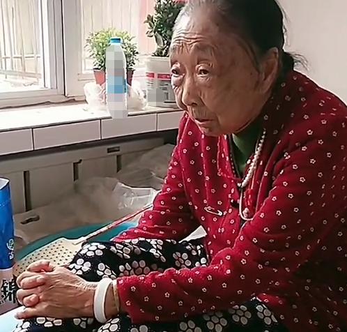 马玉琴在孙子家的卧室曝光,满屋花、杂物,网友:不如跟着李玉成