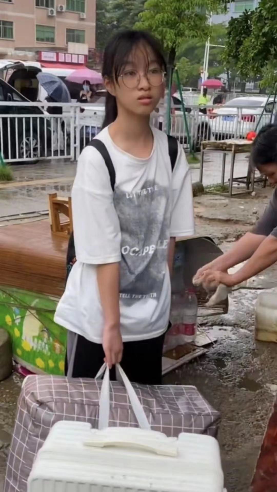 女孩|17岁女孩仅找到一个暑假工,但工厂却停止招聘,网友:痛苦又无助