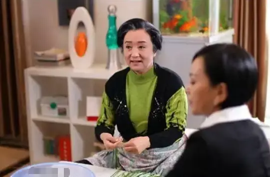 杨坤|60岁杨昆直播坦言很缺钱!拖欠4.5W别墅被拍卖,靠2500退休金维生