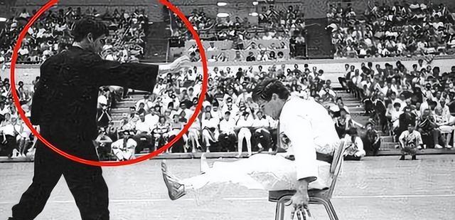 李小龙|没打过擂台的李小龙,却能一拳打飞对手,被方便质疑是配合演戏