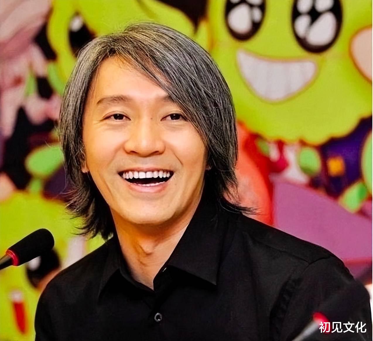 周星驰|周星驰私人行程曝光，与朋友光顾高档日料店，身上外套穿了好多年