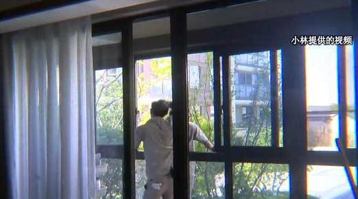 纪实:女子穿着清凉躺在沙发上,却发现陌生男子在拆阳台:给急哭了