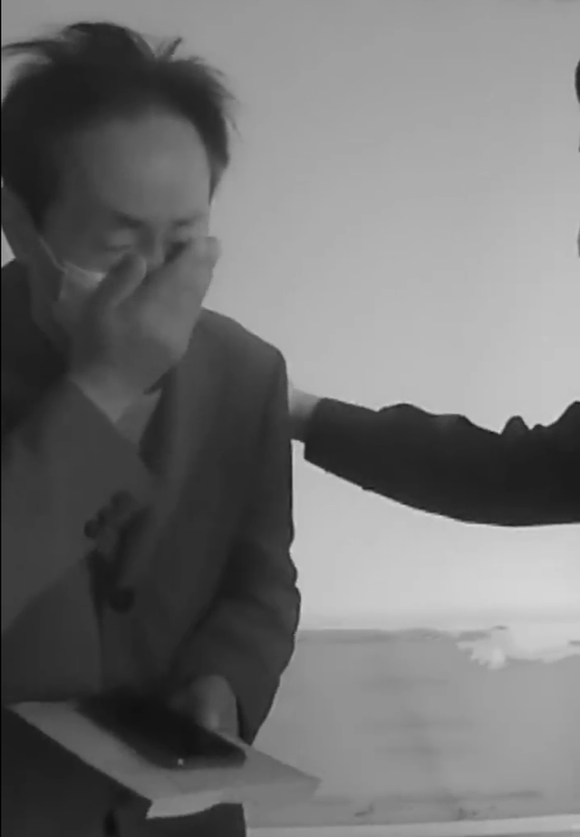 存有亡妻200多张照片的手机丢失,男子掩面痛哭,民警帮忙找回并为其备份