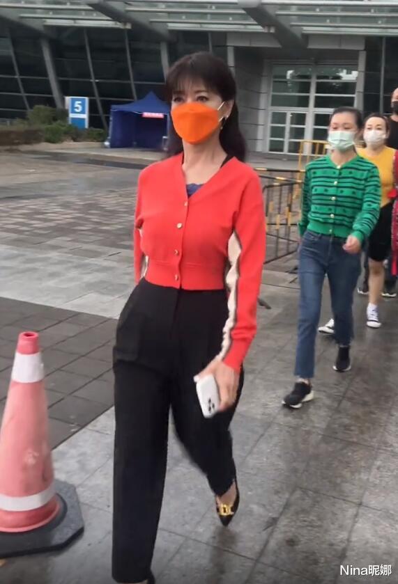 穿衣搭配|“不老女神”赵雅芝排队做核酸，被吐槽像走秀偶像包袱重，穿衣一本正经太端着