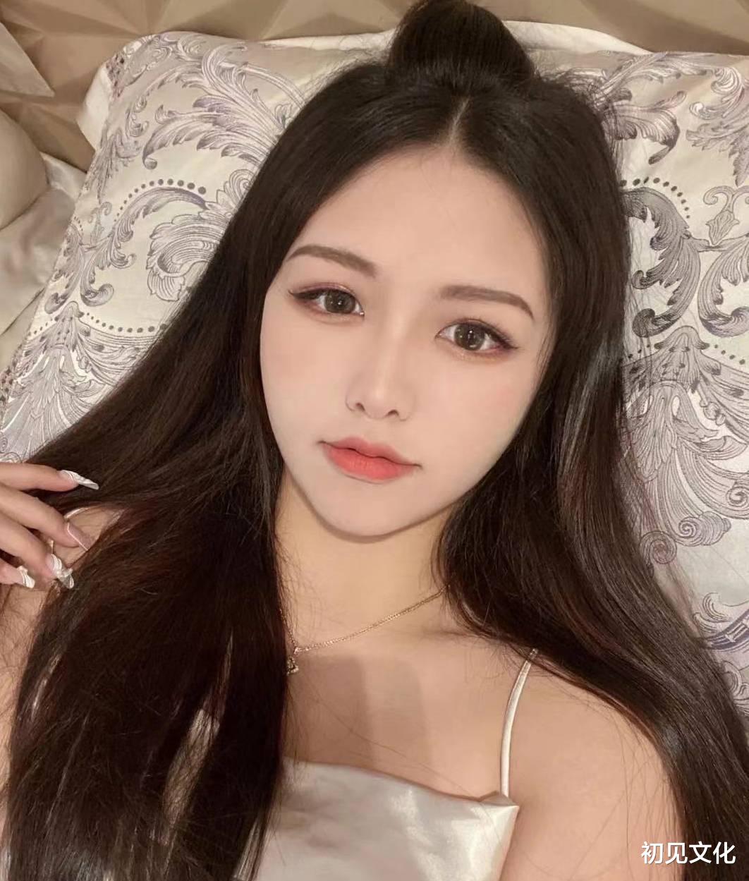 周星驰|周星驰私人行程曝光，与朋友光顾高档日料店，身上外套穿了好多年