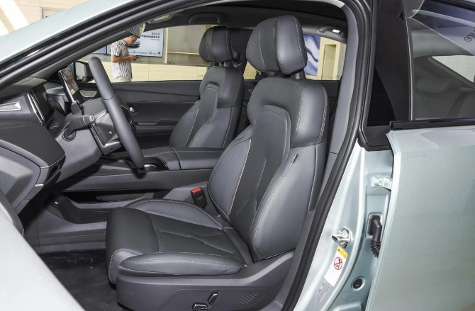 长安深蓝拥有极致的性能，媲美跑车，深蓝不甘示弱