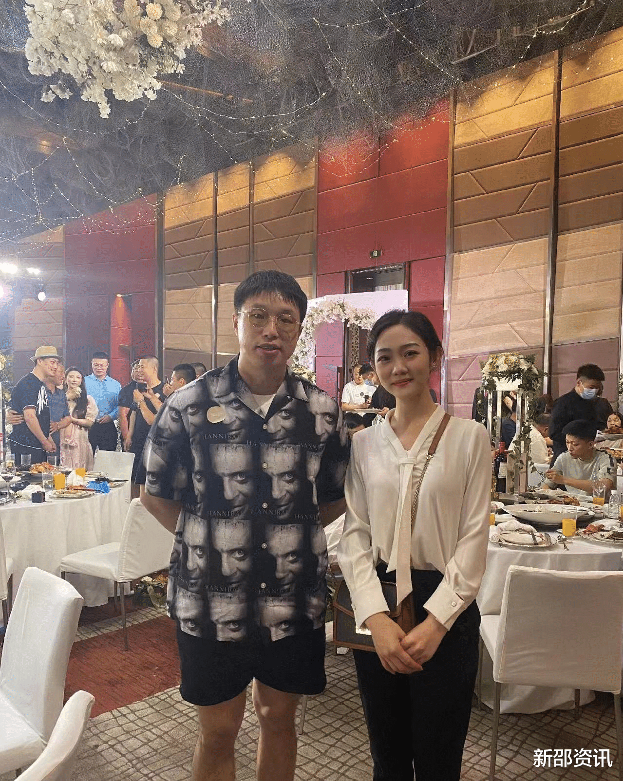 贾玲|31岁喜剧演员大婚众星祝贺！老板贾玲热泪盈眶，德云社演员也现身