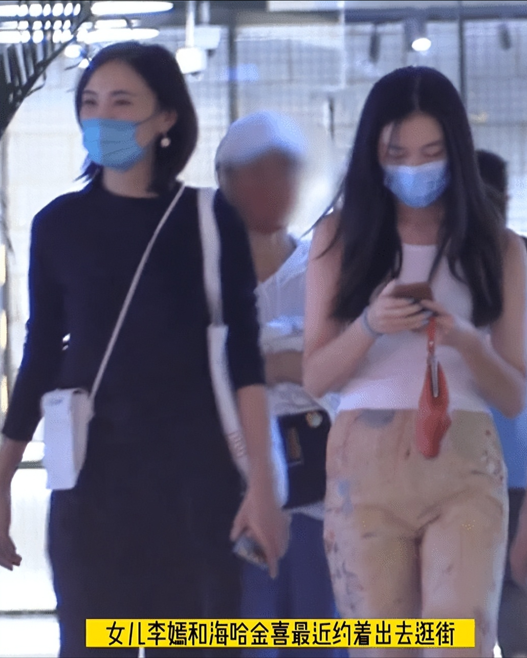 李嫣 王菲16岁李嫣近照曝光！抹红唇涂粉底妆容艳丽，白得发光模样气质大变