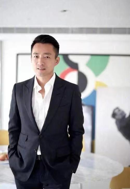 汪小菲|汪小菲与张颖颖路边互相热拥，深夜同返公寓，两人曾多次否认恋情