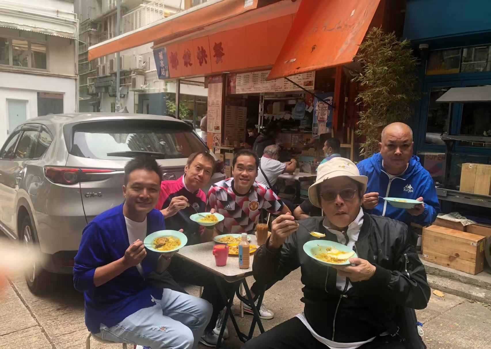 谭咏麟|72岁知名男星街头用餐！与好友吃廉价大排档，喜笑开颜很开心