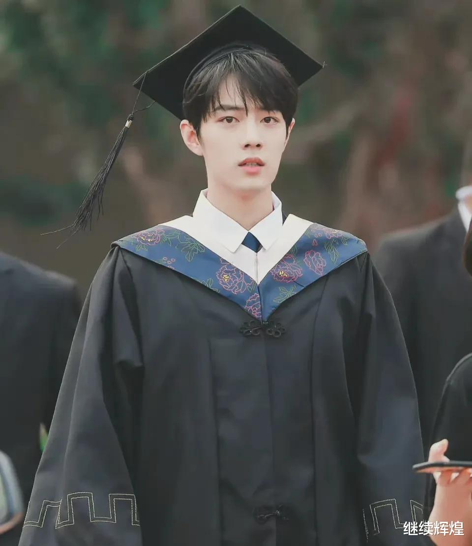 鹿晗|明星学士服造型太普通?肖战鹿晗满满少年感,看到张艺兴绷不住了
