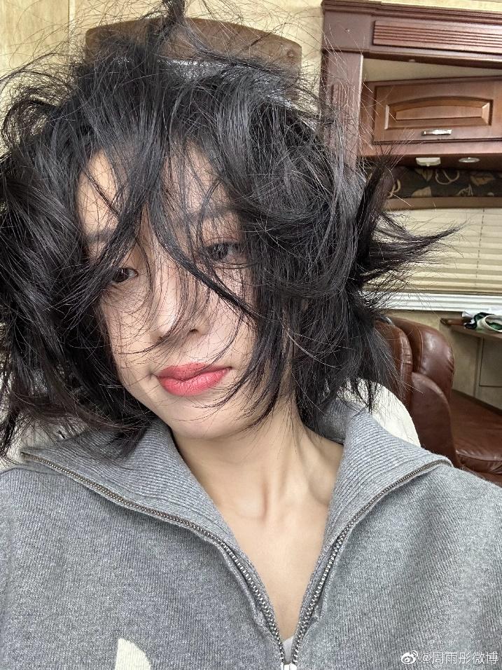 周雨彤拆完头套后的发型，头上顶着龙卷风，炸毛还是挡不住美貌
