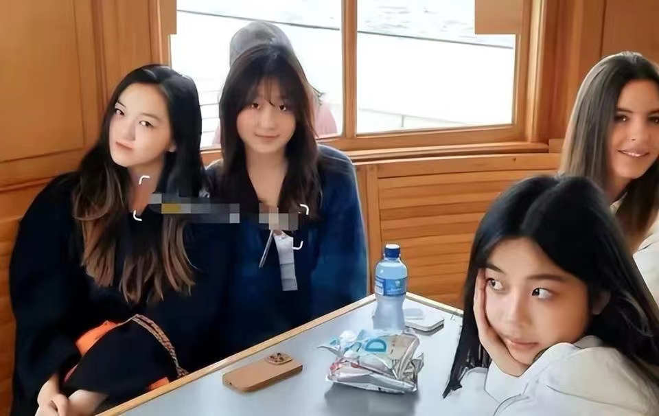 李嫣 王菲16岁李嫣近照曝光！抹红唇涂粉底妆容艳丽，白得发光模样气质大变