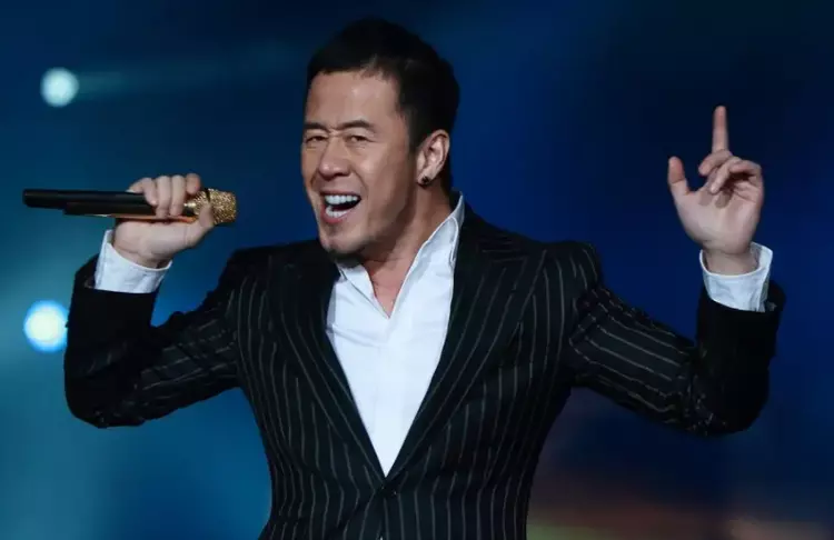 杨坤|60岁杨昆直播坦言很缺钱!拖欠4.5W别墅被拍卖,靠2500退休金维生