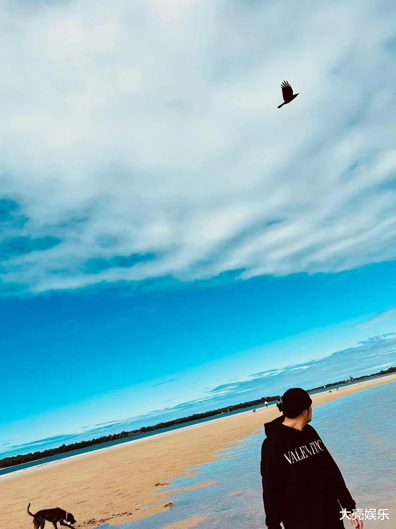 周杰伦|什么情况？周杰伦侯佩岑晒同款旅行照，照片拍摄地点和角度都一样