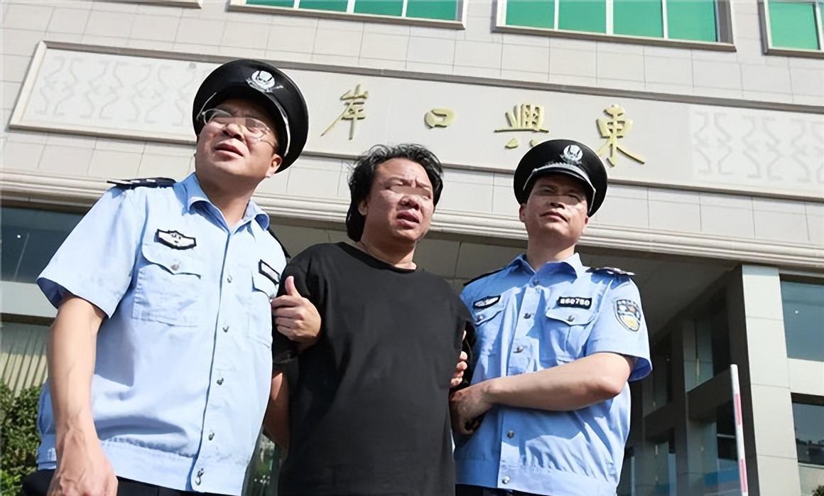 单亲妈妈为保护女儿安危,不惜与入室歹徒发生关系