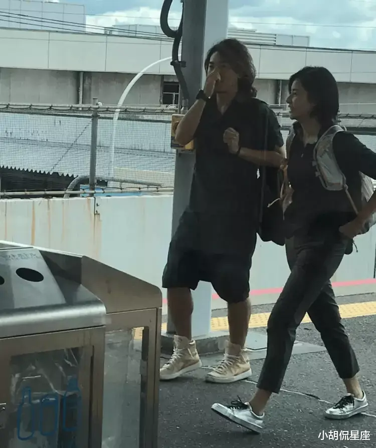 郑伊健|郑伊健老婆晒49岁生日照，满脸斑皱纹多，彻底不掩饰衰老素颜了！