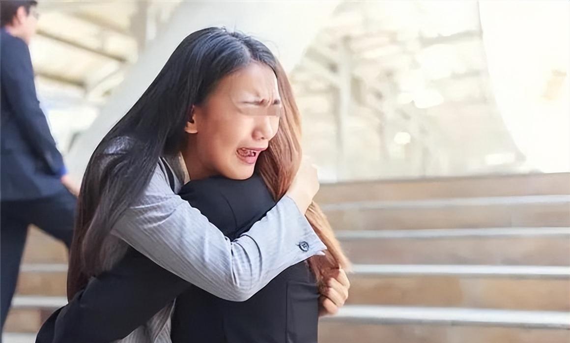 单亲妈妈为保护女儿安危,不惜与入室歹徒发生关系