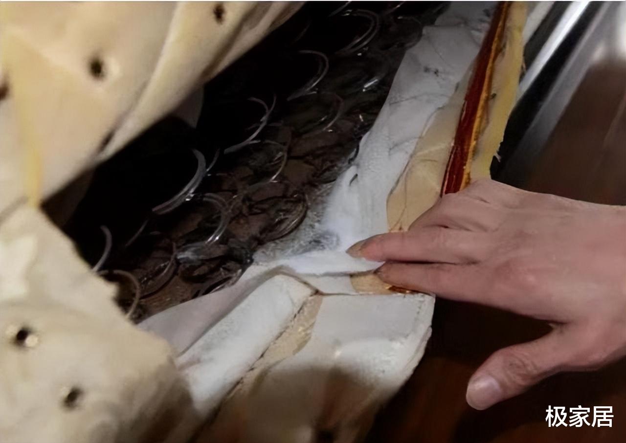 床垫上的“薄膜”要不要撕掉？多亏家具老板提醒，难怪床上螨虫多