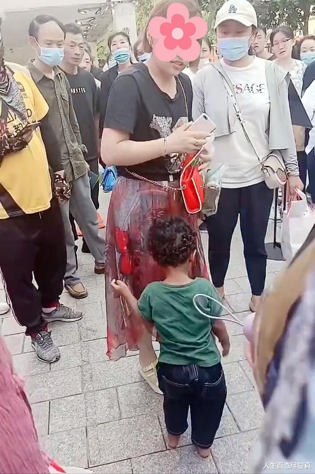 ?女子疑似抛弃黑人小孩,还指责路人多管闲事,交外国男友有风险