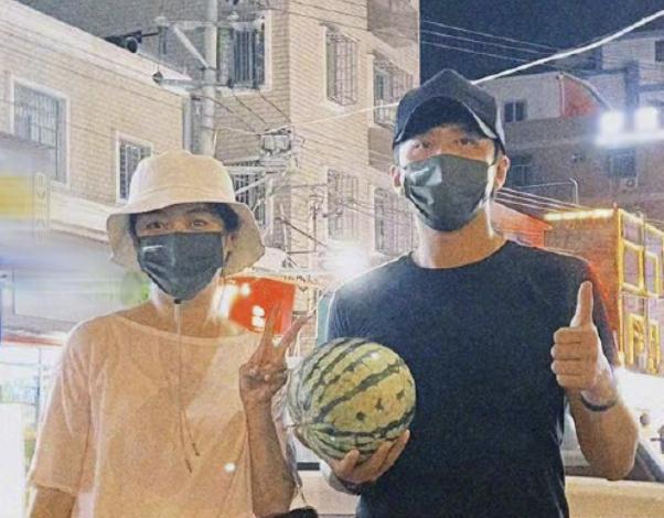 孙俪|孙俪久违秀恩爱,晒与邓超逛夜市,调侃自己“专业爱吃醋100年”