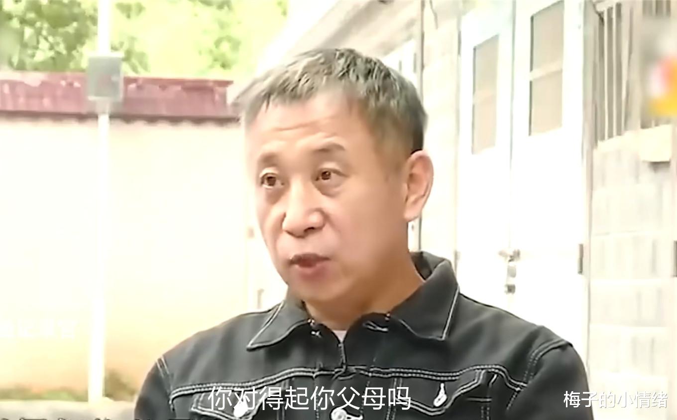 年近50岁的妻子对32岁小伙着迷,丈夫:2套房子居然抵不过20朵玫瑰花