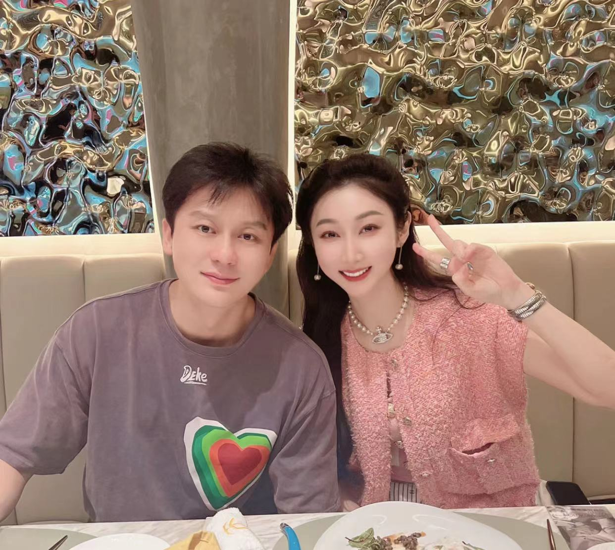 李晨|44岁李晨与富婆合影流出！吃大餐亲密拍照，女方比冰冰稍逊颜色
