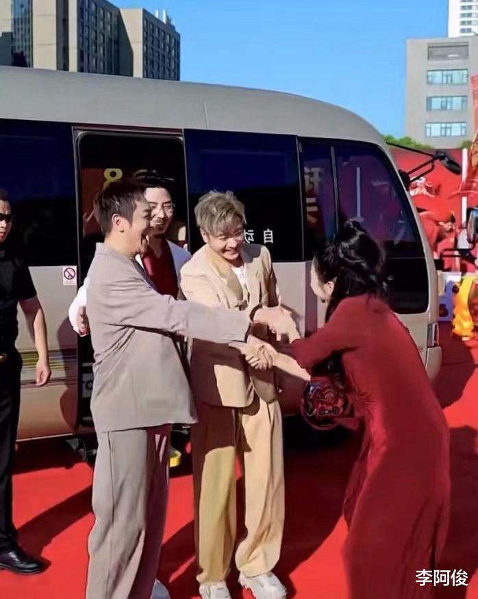 陈浩民|陈浩民孙耀威同台捞金,三伏天穿一身西装跳舞,网友:皮笑肉不笑!