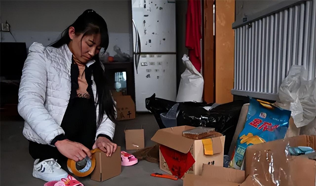 爬行女孩董明英,不顾家长反对24岁嫁给46岁光棍,如今怎么样了?