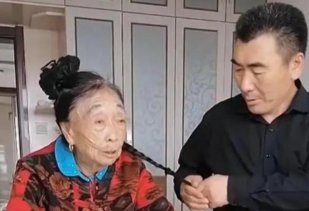 李玉成|85岁马玉琴被曝已去世，李玉成双眼含泪显忧伤，却晒过往视频带货