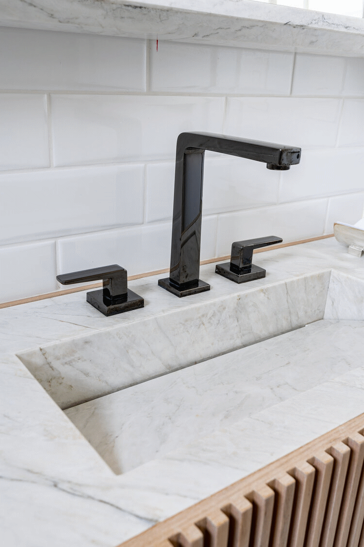 刚赶上潮流装一体式台盆,结果V型洗漱台又开始流行起来,有意思