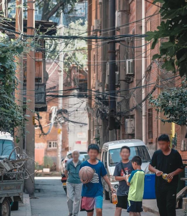 别墅|住别墅长大的小孩，和住高层平民房的孩子，有什么不同？