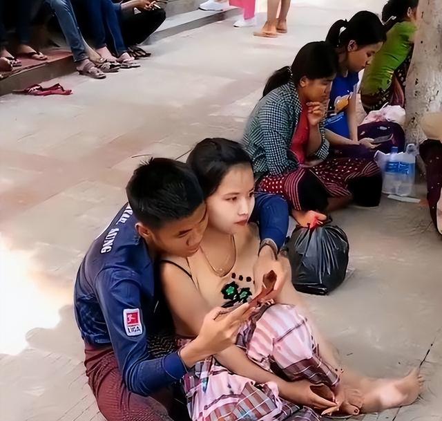 情侣光脚坐在地上,男子玩游戏女子蜷缩在他怀里,男方承诺要给她幸福