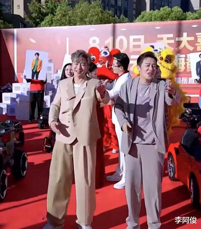 陈浩民|陈浩民孙耀威同台捞金,三伏天穿一身西装跳舞,网友:皮笑肉不笑!
